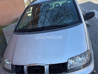 Usado Seat Alhambra Reference 140 CV (102 kW) 2010 Gris / plata Monovolumen