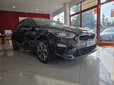 Usado Kia Ceed 136 CV (100 kW) 2021 Negro Utilitario