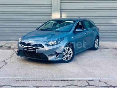 Usado Kia Ceed 120 CV (88 kW) 2024 Gris / plata Utilitario