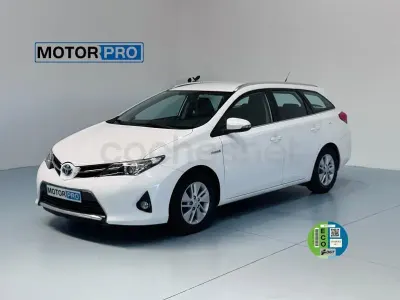 Usado Toyota Auris Hybrid Active 136 CV (100 kW) 2013 Blanco Familiar