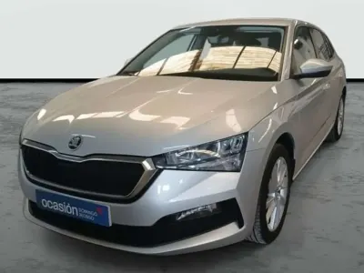 Usado Skoda Scala Ambition 110 CV (80 kW) 2023 Plateado Utilitario