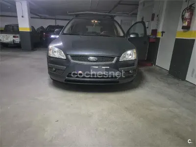 Usado Ford Focus Trend 100 CV (73 kW) 2007 Gris / plata Berlina