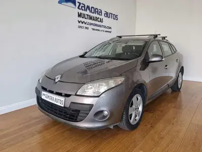 Usado Renault Mégane III Dynamique 105 CV (77 kW) 2010 Gris / plata Berlina