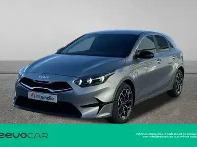 Nieuw Kia Ceed Style 100 PK (73 kW) 2025 Grijs Hatchback