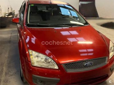 Usado Ford Focus Ghia 115 CV (84 kW) 2008 Granate Berlina