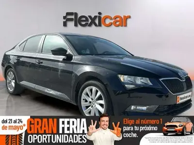 Usado Skoda Superb Active 150 CV (110 kW) 2018 Negro Familiar