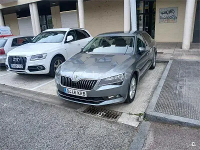 Usado Skoda Superb Active 150 CV (110 kW) 2018 Gris / plata Berlina