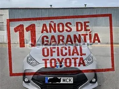 Usado Toyota Yaris Hybrid Active 116 CV (85 kW) 2022 Gris / plata Berlina