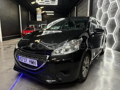 Usado Peugeot 208 Allure 92 CV (67 kW) 2014 Negro Utilitario