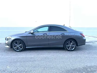Usado Mercedes CLA200 Urban 136 CV (100 kW) 2017 Gris / plata Berlina