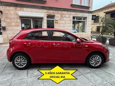 Usado Kia Rio 84 CV (61 kW) 2022 Rojo Berlina