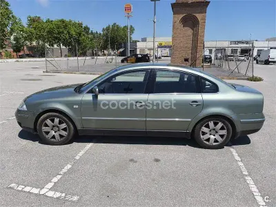 Usado VW Passat Highline 170 CV (125 kW) 2001 Gris / plata Berlina