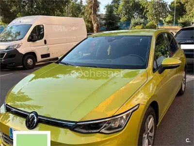 Usado VW Golf VIII Life 150 CV (110 kW) 2022 Amarillo Berlina