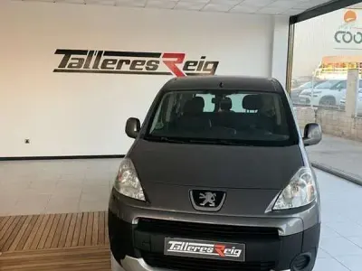 Usado Peugeot TePee Outdoor 92 CV (67 kW) 2010 Gris Van