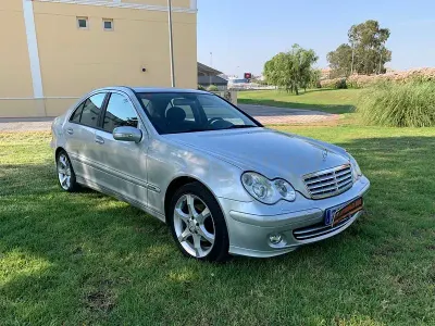 Usado Mercedes C200 Sport Edition 122 CV (89 kW) 2005 Gris / plata Berlina