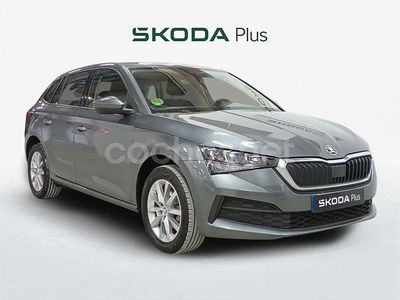 Usado Skoda Scala Active 110 CV (80 kW) 2022 Gris / plata Utilitario