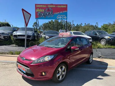 Usado Ford Fiesta Ghia 68 CV (50 kW) 2009 Granate Berlina