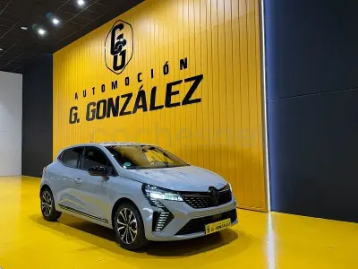 Usado Renault Clio V Techno 90 CV (66 kW) 2025 Gris / plata Berlina