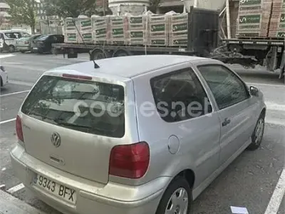 Usado VW Polo Trendline 60 CV (44 kW) 2001 Gris / plata Utilitario