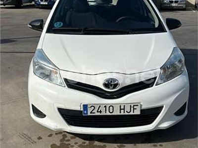 Usado Toyota Yaris Active 69 CV (50 kW) 2012 Blanco Berlina