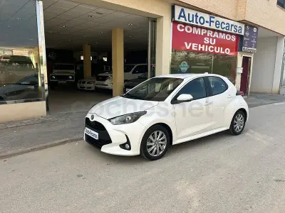 Usado Toyota Yaris Hybrid Active 116 CV (85 kW) 2022 Blanco Berlina