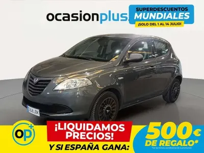 Usado Lancia Ypsilon 69 CV (50 kW) 2014 Gris Utilitario