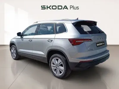 Usado Skoda Karoq Selection 150 CV (110 kW) 2025 Gris plata SUV