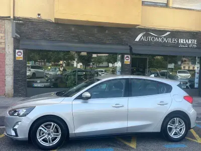 Usado Ford Focus Trend 125 CV (91 kW) 2021 Gris / plata Berlina