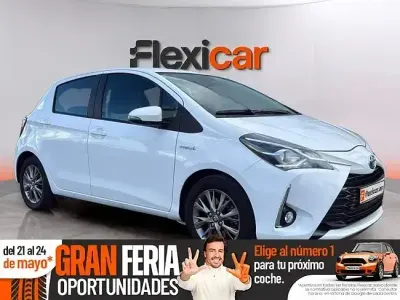 Usado Toyota Yaris Hybrid Active 100 CV (73 kW) 2019 Blanco