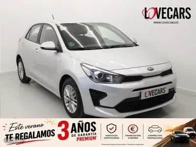 Usado Kia Rio 84 CV (61 kW) 2021 Gris Berlina