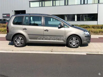 Usado VW Touran Advance 105 CV (77 kW) 2009 Gris / plata Monovolumen