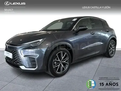 Usado Lexus LBX 136 CV (100 kW) 2025 Gris / plata SUV