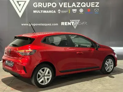Käytetty Renault Clio V Evolution 90 HP (66 kW) 2024 Punainen Sedan