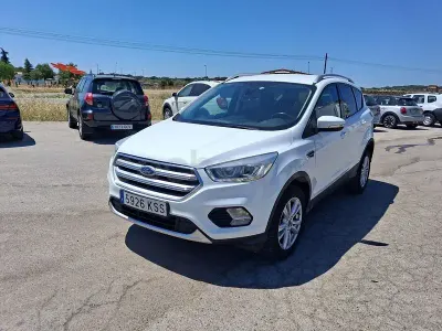 Usado Ford Kuga Trend 150 CV (110 kW) 2019 Blanco SUV