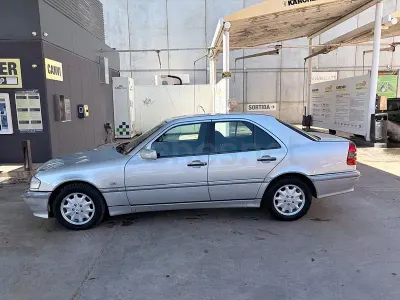 Usado Mercedes C240 Classic 170 CV (125 kW) 1997 Gris / plata Berlina