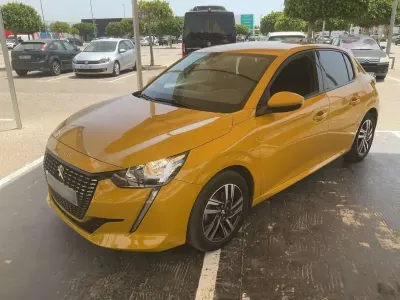 Usado Peugeot 208 Active 99 CV (72 kW) 2021 Amarillo Utilitario