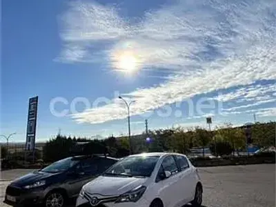 Usado Toyota Yaris Advance 99 CV (72 kW) 2015 Blanco Utilitario