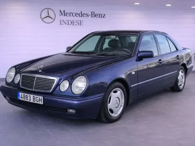 Usado Mercedes E270 170 CV (125 kW) 1999 Azul Berlina