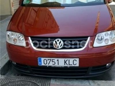 Usado VW Touran Advance 140 CV (102 kW) 2005 Rojo Monovolumen