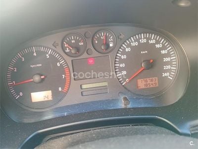 Usado Seat Leon 100 CV (73 kW) 2000 Azul Utilitario