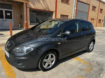 Usado Seat Altea Ecomotive 105 CV (77 kW) 2010 Gris / plata Monovolumen
