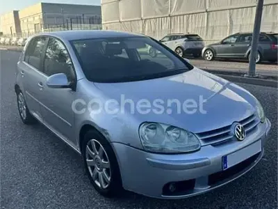 Usado VW Golf IV Highline 105 CV (77 kW) 2005 Gris / plata Berlina