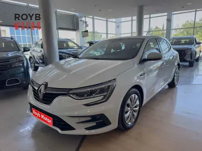 Usado Renault Mégane II Life 115 CV (84 kW) 2021 Blanco Berlina