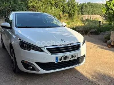 Usado Peugeot 308 Allure 110 CV (80 kW) 2015 Blanco Berlina