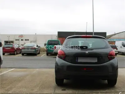 Usado Peugeot 208 Active 100 CV (73 kW) 2015 Gris / plata Utilitario