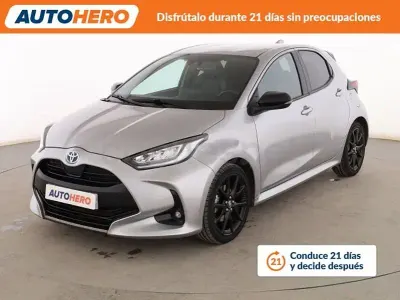 Usado Toyota Yaris Hybrid Style 116 CV (85 kW) 2022 Gris / plata Berlina