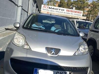 Gris Usado 2009 Peugeot 107 Urban Move Utilitario | 3950 €