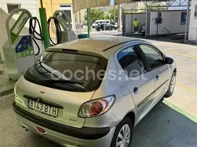 Usado Peugeot 206 75 CV (55 kW) 2002 Gris / plata Berlina