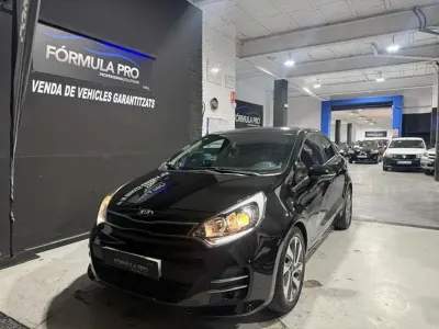Usado Kia Rio 84 CV (61 kW) 2016 Negro Utilitario