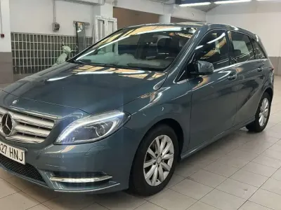 Usado Mercedes B180 109 CV (80 kW) 2012 Azul Utilitario